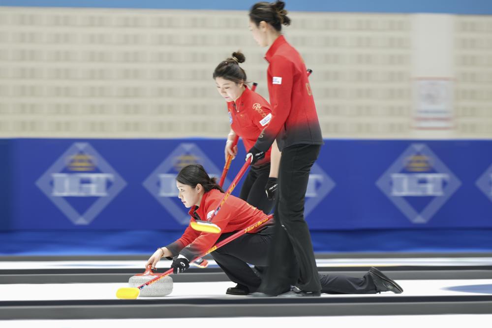 前锋突破射门锁定胜利